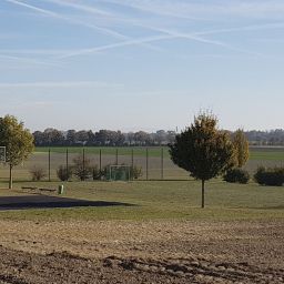 Bolzplatz und Basketballkorb