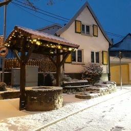 Ziehbrunnen im winterlichen Ambiente