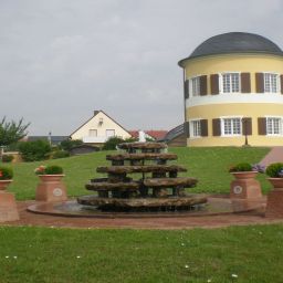 Schlosspavillon mit Brunnen